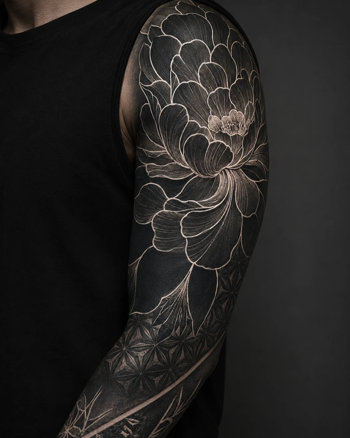 Blackwork z dużym motywem kwiatowym